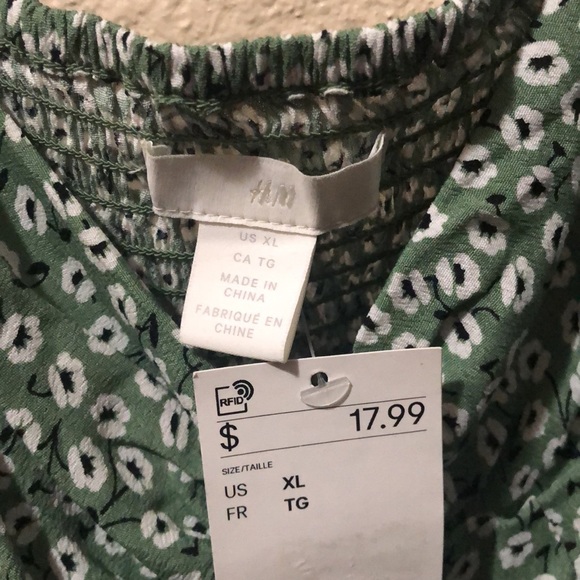 Cute green top with flowers designs, adjustable front, stretchy back - Picture 4 of 5